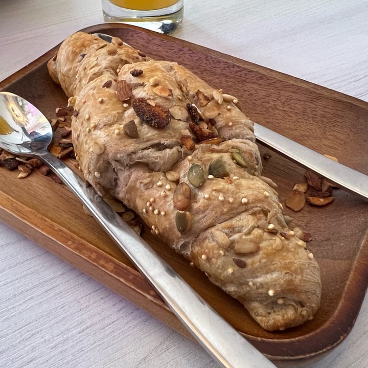 photo of Pura Vida veggie and vegan Croissant De Almendras. shared by @johnnycactus on  18 Jun 2022 - review