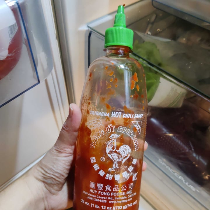 review photo of Huy Fong Foods Sriracha Hot Chili Sauce shared by @crazycatsbananas on 31 Dec 2020 - review