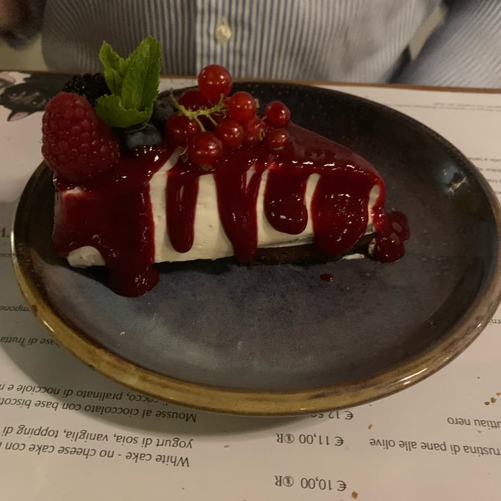 photo of Romeow Cat Bistrot Vegan Cheesecake Ai Frutti Di Bosco shared by @giuulia on  10 Jun 2022 - review