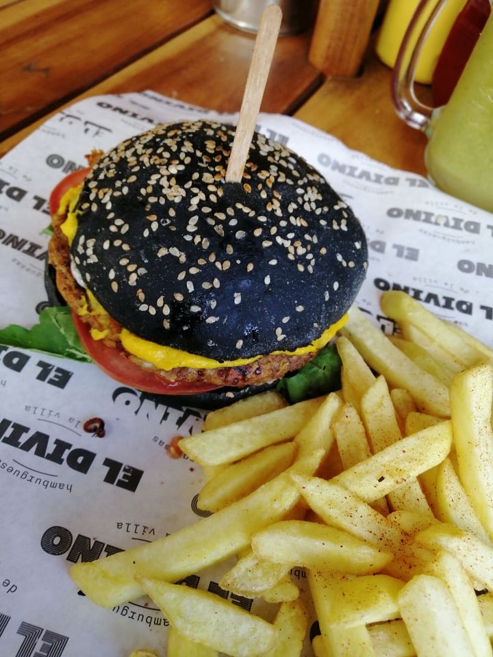 photo of El Divino - Hamburguesas Veggie Burger shared by @danielmolina on  24 Jul 2019 - review