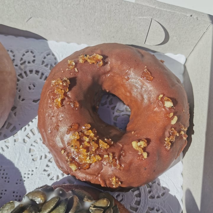 photo of Hulis Donuts Caramel Nut Brittle Donut shared by @viiathevegan on  23 Sep 2021 - review