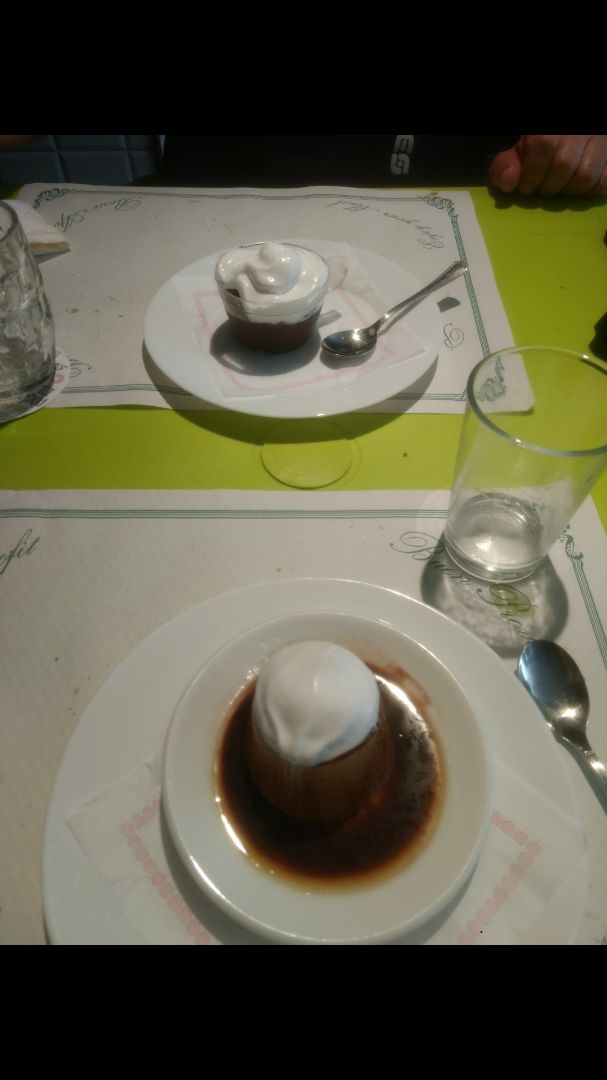 review photo of Veggana Girona Flan con canela con nata y crujiente de cacahuetes con nata shared by @aveganplace on 28 Jun 2019 - review