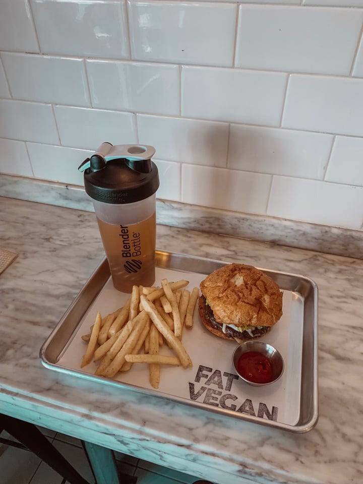 photo of Fat Vegan Combo Hamburguesa Pancho Vegan shared by @proteccionplaneta on  12 Dec 2019 - review