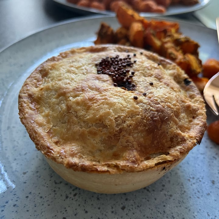 photo of Pieminister Plant Based Kevin Chestnut Mushroom, Tomato & Quinoa Pie With Baby Onions shared by @ameriamber on  01 Oct 2022 - review