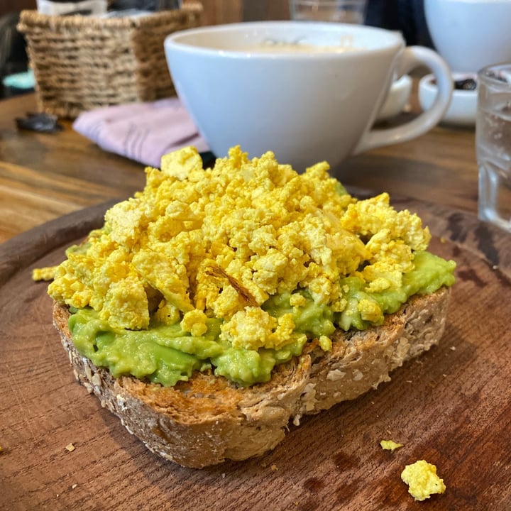 photo of Le Blé Avocado Toast Con Tofu Revuelto shared by @unaensalada on  17 Aug 2021 - review