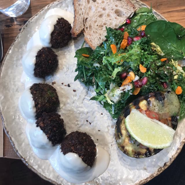 Photo du plat “Falafel con aguacate grill”