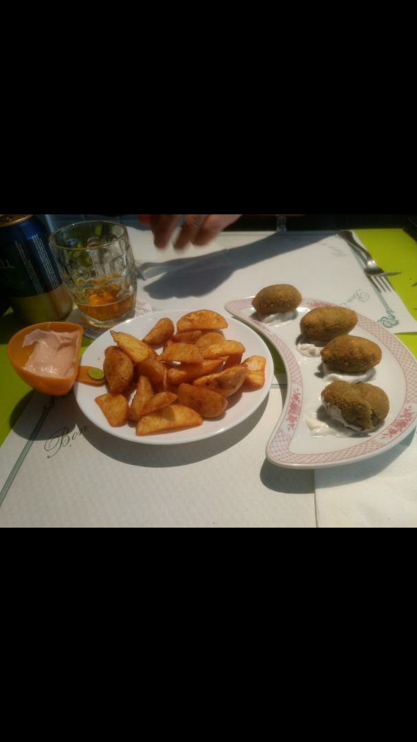photo of Veggana Girona Patatas bravas y croquetas de espinacas shared by @aveganplace on  28 Jun 2019 - review