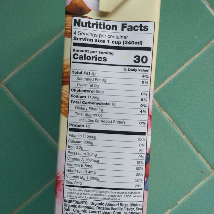photo of Kirkland Signature Organic Unsweetened Almond Beverage Vanilla shared by @pinpanpot on  24 Oct 2020 - review