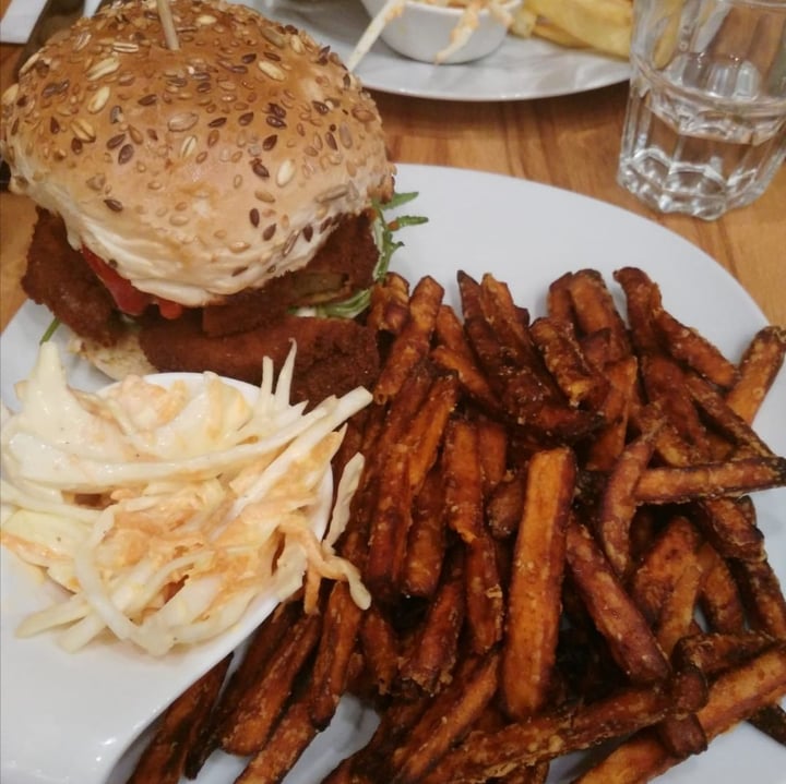 photo of Lia's Kitchen - 100% Vegan Chicken Cheeseburger shared by @callmeancy on  02 Feb 2020 - review