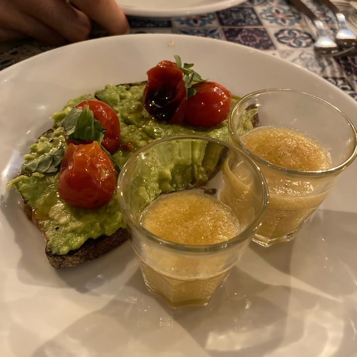 photo of Status Quo Bruschetta avocado e pomodorini shared by @alezoe on  31 Aug 2022 - review