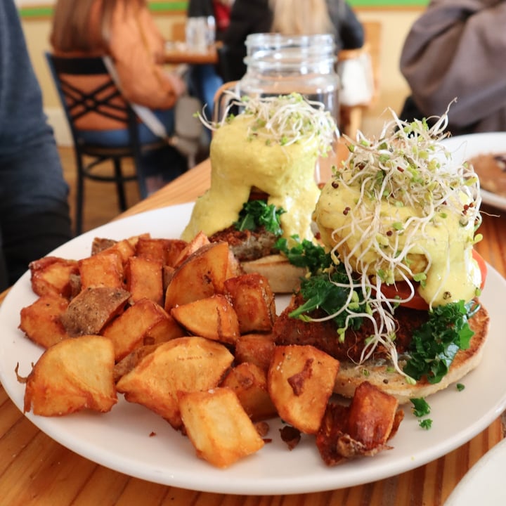 photo of Cleveland Vegan Benedict Breakfast Plate shared by @lizmaselli on  28 Jan 2022 - review