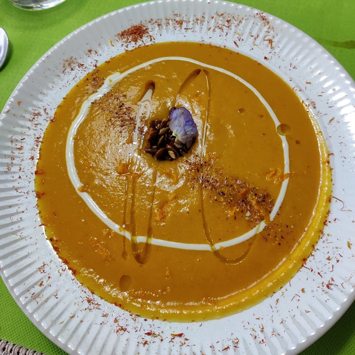 photo of El Invernadero Restaurante crema de calabaza, azafrán y naranja con semillas de calabaza caramelizadas shared by @scarletdev on  22 Jun 2022 - review