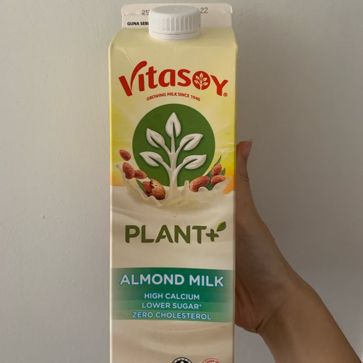 photo of Vitasoy | The Soy Experts Almond Milk shared by @niicolaaaa on  12 May 2022 - review