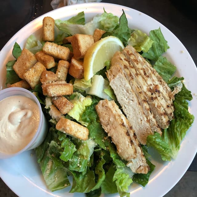 菜肴“Chick’n Caesar Salad”的照片