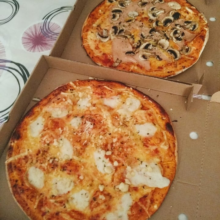 photo of Dolce Pizza y Los Veganos Pizza Tres Quesos Vegana shared by @c1audia on  20 Aug 2021 - review