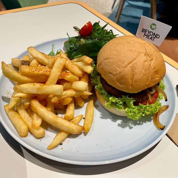 photo of Green Common Singapore Rendang Burger shared by @erialc on  20 Jul 2021 - review