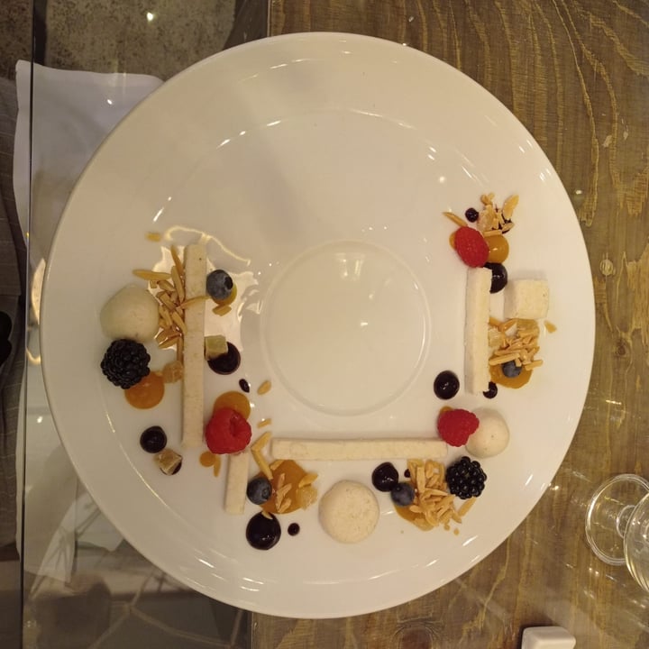 review photo of Capra e Cavoli vegetariano, vegano e pesce Dolce sushi di cocco e frutti di bosco shared by @maty08 on 10 May 2022 - review