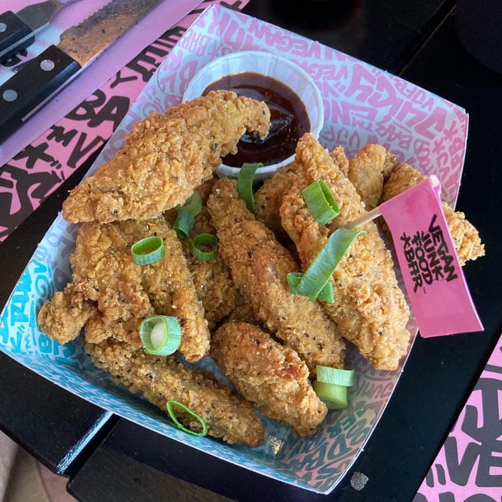 photo of Vegan Junk Food Bar fly wingz shared by @giuliacantamessi on  27 Aug 2022 - review
