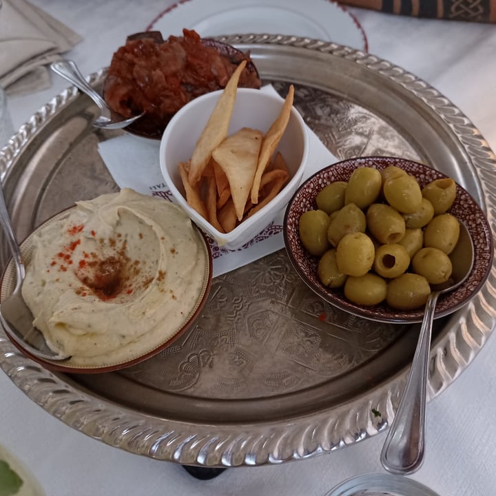 photo of Mille e Una Notte Udine 3 Mezzeh - Hummus alla menta, Moussaka, Olive shared by @martabiason on  17 Jun 2022 - review