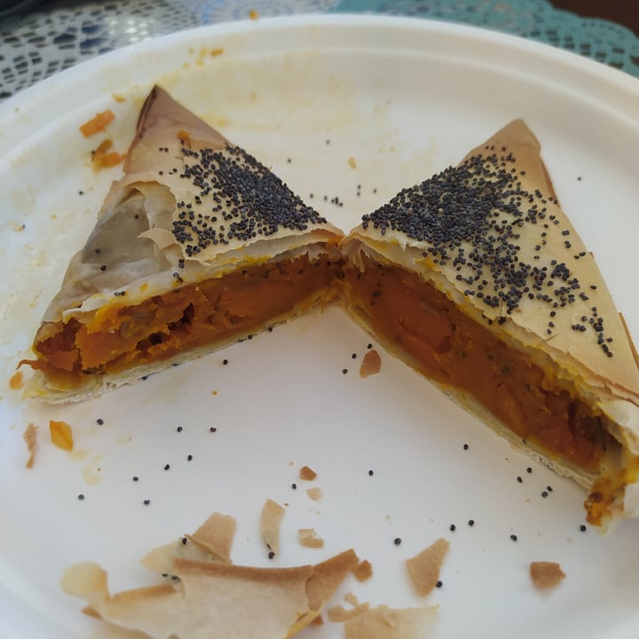 photo of La Cucina Naturale Samosa di zucca e funghi shared by @valy on  22 Feb 2022 - review