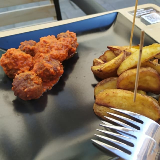 Foto del plato “Albóndigas con paté de pimientos”
