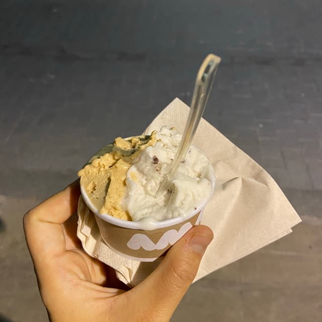 Photo of the dish “Helado de Stracciatella De Mascarpone De Väcka Y Cacahuete Con Caramelo”