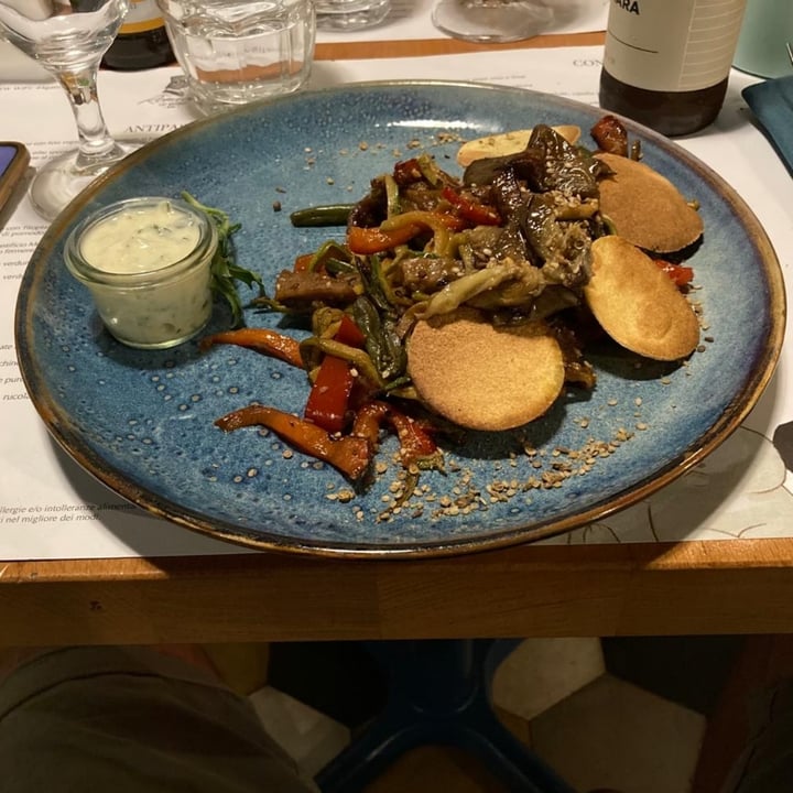 photo of Romeow Cat Bistrot Stir fry Di muscolo di grano alla dukka shared by @massimomanni on  15 Jul 2022 - review