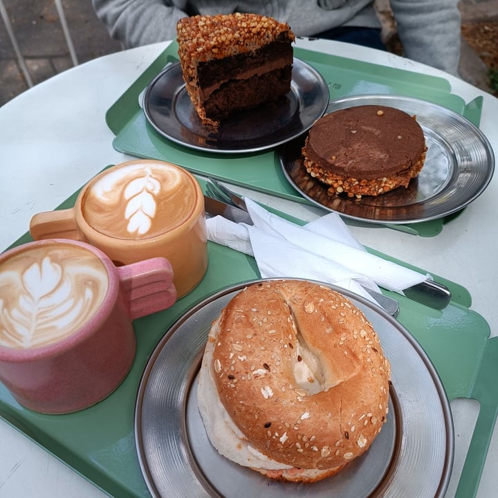 review photo of Bioma plant based café Bagel de jamón y queso shared by @valesaldivia on 11 Sep 2022 - review