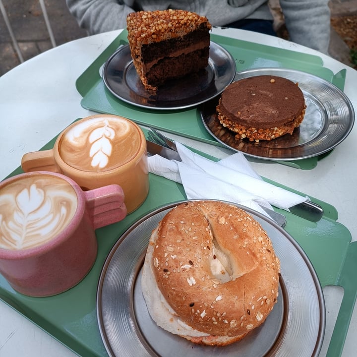 photo of Bioma plant based café Bagel de jamón y queso shared by @valesaldivia on  11 Sep 2022 - review