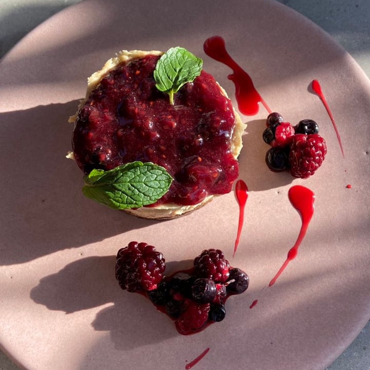 photo of Mudrá Cheesecake de frutos rojos shared by @veganizarte on  11 Aug 2021 - review