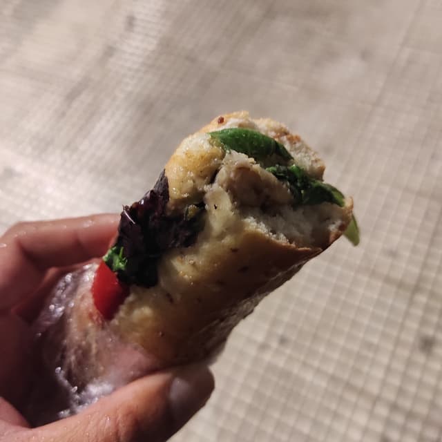Photo of the dish “Baguettina de dijon de heura y guacamole, lechuga y piquillo”