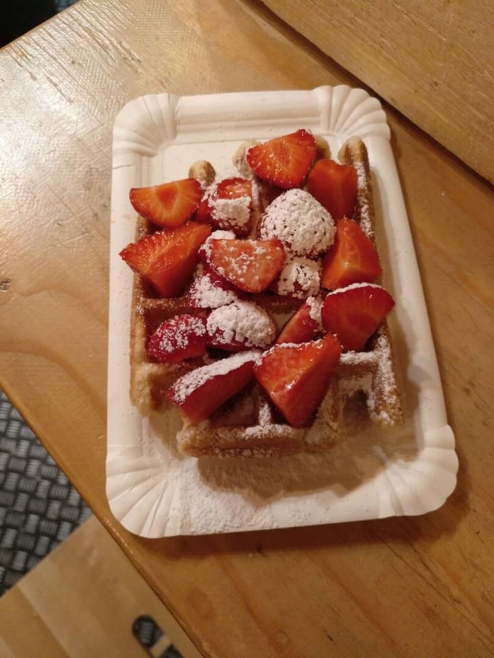 photo of Veganwaf' Waffel mit Erdbeeren shared by @simpaties on  11 Sep 2019 - review