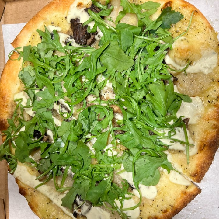 photo of Virtuous Pie Super Funghi Pizza shared by @veganmika on  08 Jan 2022 - review