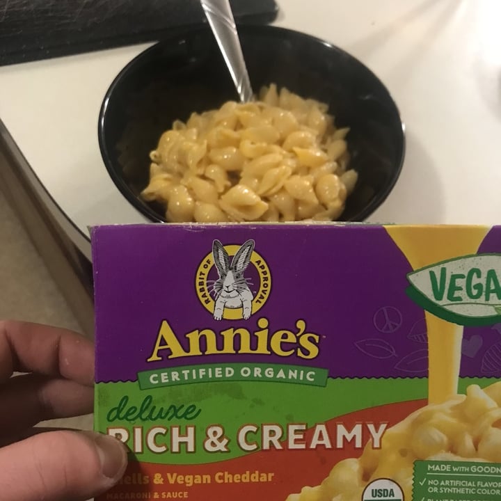 photo of Annie’s Deluxe Rich & Creamy Shells & Vegan Cheddar shared by @banthafodder on  01 Jan 2021 - review