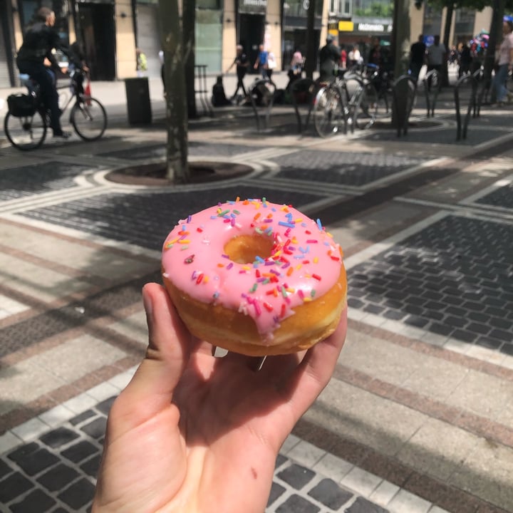 photo of Dunkin' Donuts strawberry donut shared by @adamr on  14 Jun 2022 - review