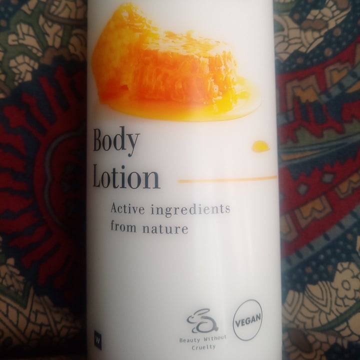 photo of Woolworths shea butter and honey Body Lotion shea butter and honey bidy lotion shared by @fluffshadow on  01 May 2022 - review