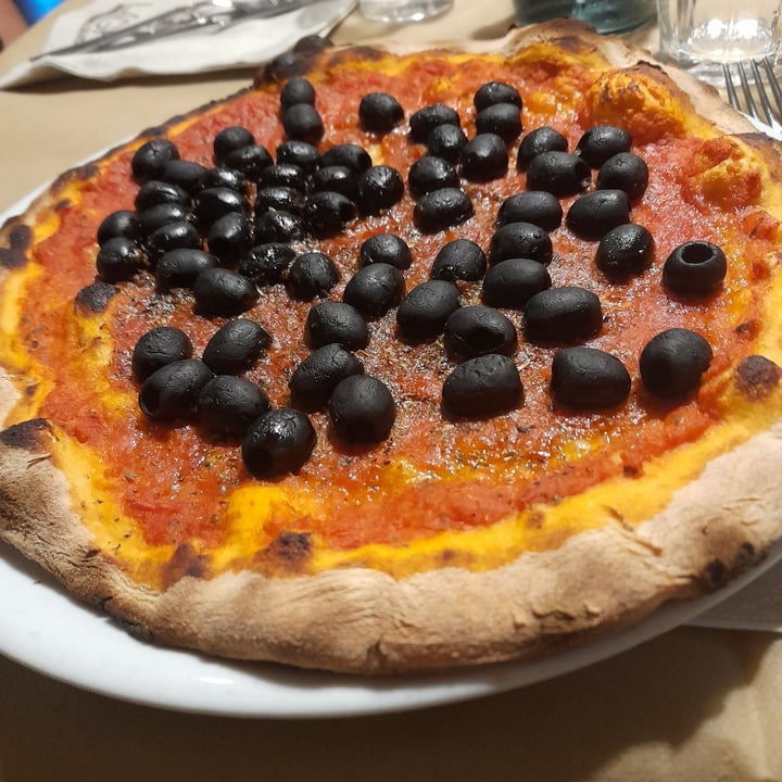 photo of Ristorante Pizzeria I Laghi di Tuna pizza marinara alle olive shared by @yeonjunwi on  15 May 2022 - review