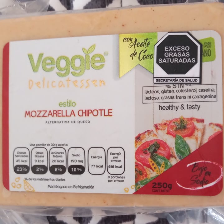 photo of Veggie Delicatessen Alternativa de queso mozzarella chipotle shared by @juliachpz on  30 Jan 2021 - review