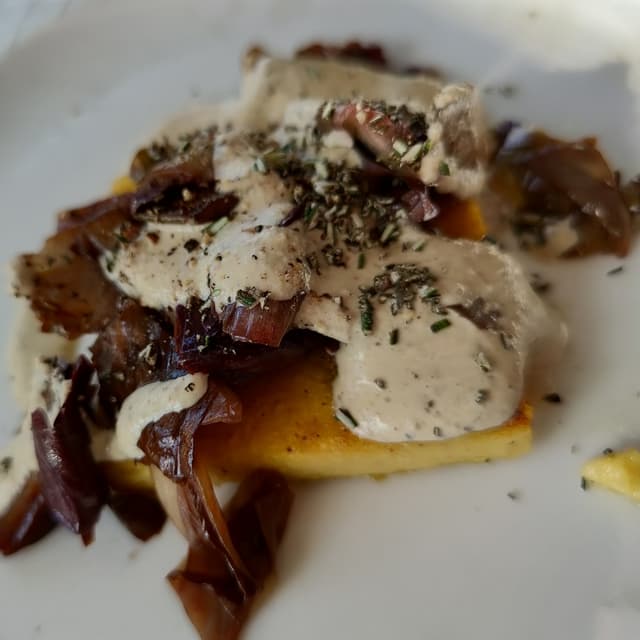 菜肴“Crostini di polenta con radicchio e noci”的照片