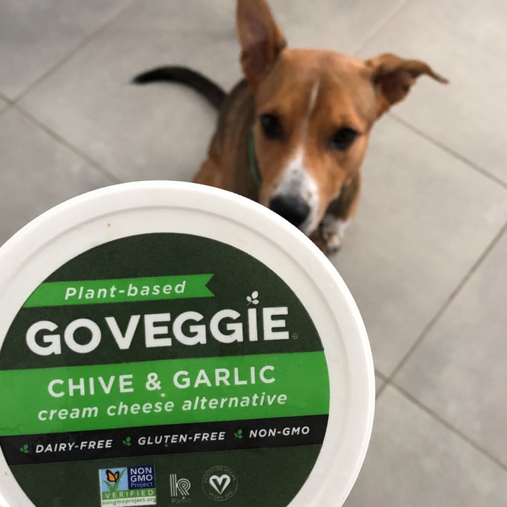 review photo of GO VEGGIE Chive & Garlic Cream Cheese Alternative shared by @danielaromen on 24 Nov 2021 - review