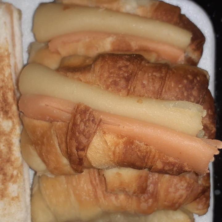 photo of Vegan Pash Medialunas con jamón y queso shared by @zoemontiel on  17 Jun 2021 - review