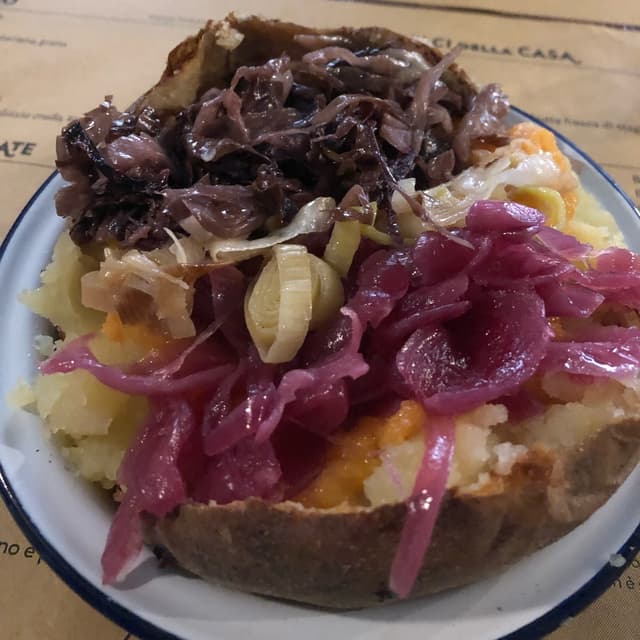 Photo du plat “patata ripiena (crema di zucca, radicchio, porri e cipolle rosse caramellate)”