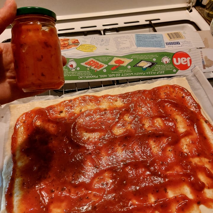 photo of Jan Pizzadeeg met tomatensaus shared by @saschazelf on  12 Nov 2022 - review