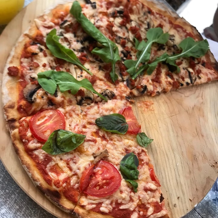 review photo of Jonny Como Pizza Pizza Siciliana/Fungi shared by @gatitahada on 23 Sep 2021 - review