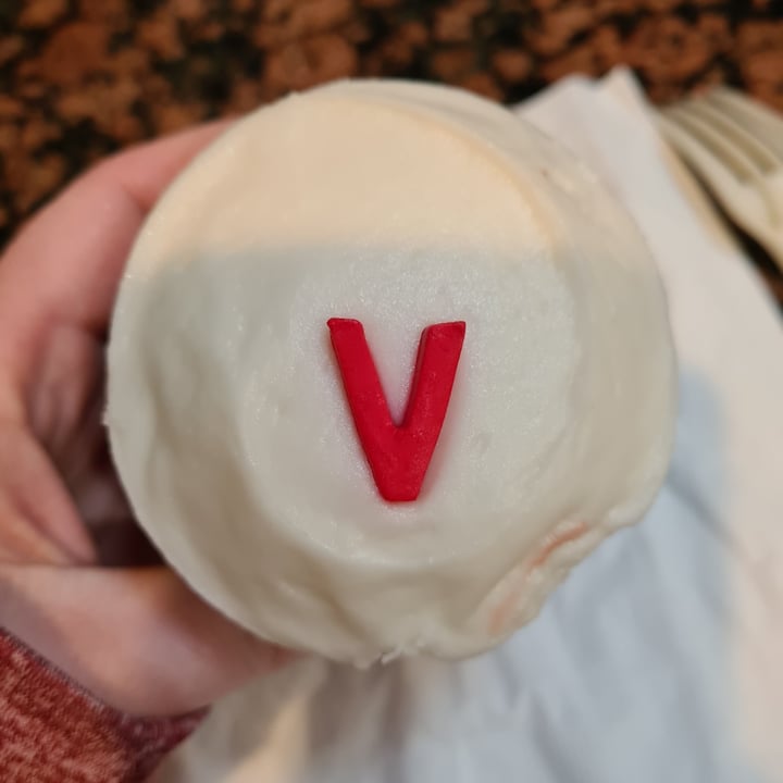 photo of Sprinkles Red Velvet Cupcake shared by @sofihuasteca on  11 Jan 2022 - review