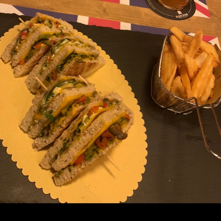 photo of Old England Pub - Pub Birreria Padova Club sandwich Vegano shared by @isabmarr on  21 Nov 2022 - review
