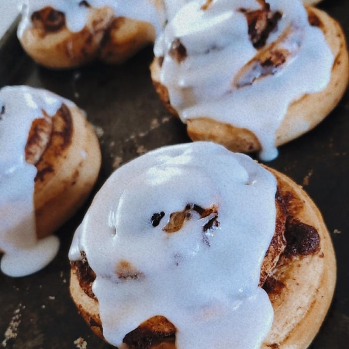 photo of Trader Joe's Jumbo Cinnamon Rolls shared by @emilyginem on  16 Aug 2021 - review