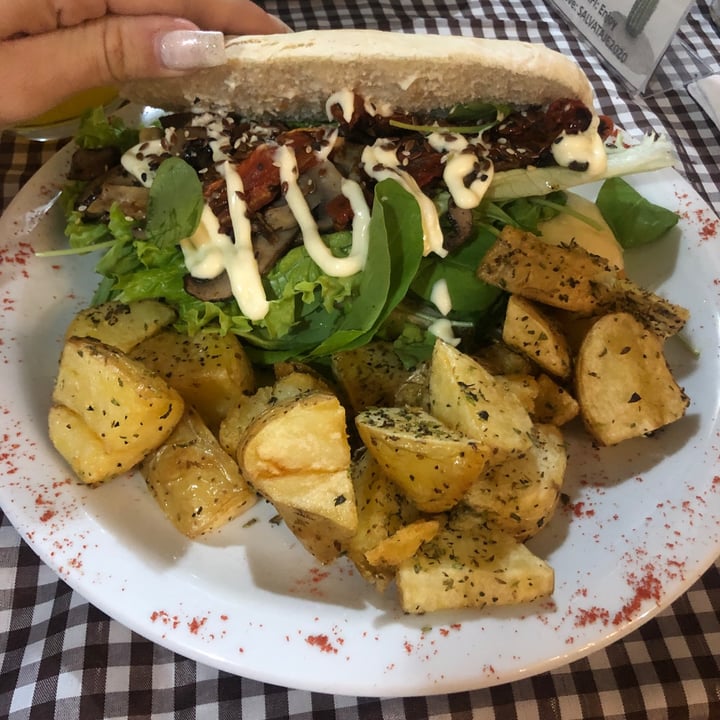 photo of El patio vegan Sándwich Vegan shared by @lulymiranda on  02 Nov 2022 - review