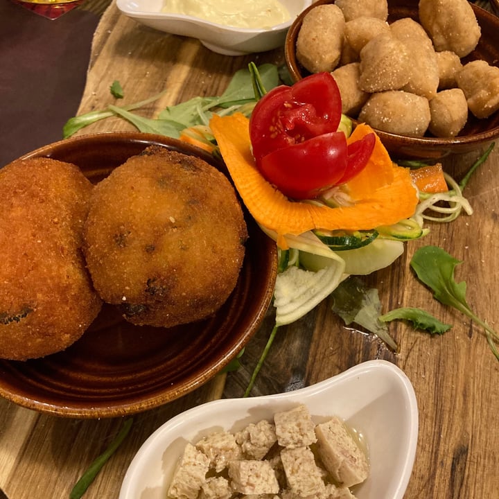 photo of Rifugio Romano ANTIPASTO DEL RIFUGIO VEGAN shared by @littleflame on  30 Jul 2021 - review