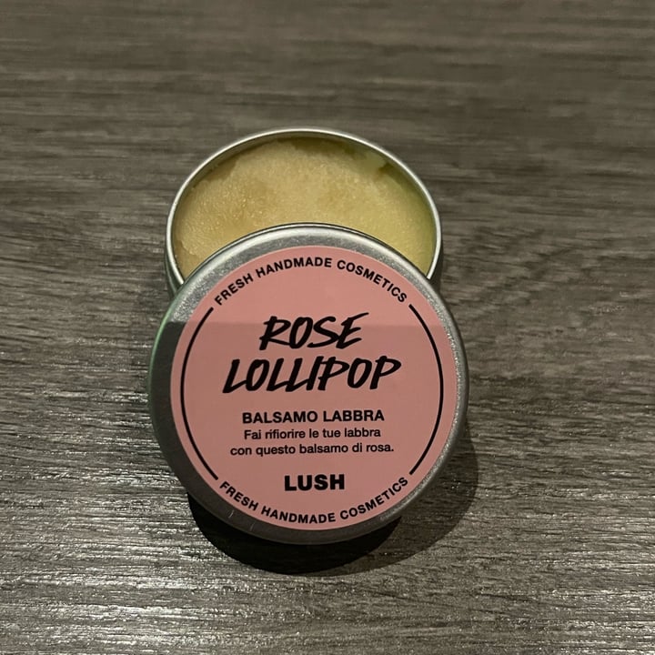 photo of LUSH Fresh Handmade Cosmetics Balsamo Labbra Rose Lollipop shared by @francescalattanzi on  13 Nov 2022 - review